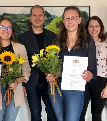 Alexandra Pöller (vorne li.) und Lucie Klee (vorne re.) können sehr stolz auf ihre tollen Leistungen in der Berufsschule sein. Mit ihnen freuen sich, v.li.n.re.: Martin Hackenberg (Vorsitzender Personalrat), OB Christian Götz, Ausbildungsleiterin Christina Vetterl und Personal-Chef Michael Wagner.