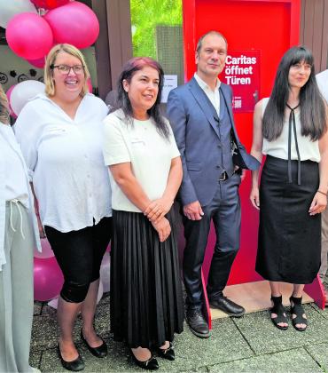 Mitarbeiterinnen der „KAP“ mit dem Brucker Oberbürgermeister Christian Götz (Mitte), mit Einrichtungsleiterin Lisa Weiss (2.v.r.) und dem Kreisgeschäftsführer des Caritas-Zentrums, Tommy Beer (rechts). 
