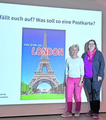 Sonja Womser, Geschäftsführerin der Dt. Alzheimer Gesellschaft, LV Bayern (l.) und Anja Wirth, Koordinatorin für Pflegeprojekte im Landratsamt Fürstenfeldbruck.