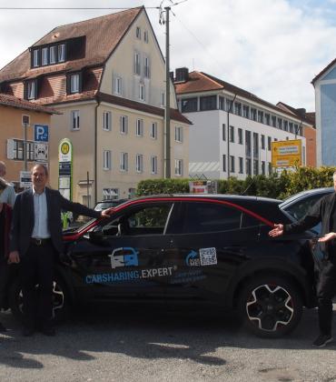 Stadträte mit den beiden Bürgermeistern, Alexander Leiderer und Sonja Stumbaum (Carsharing.Expert GmbH) sowie die städtische Verkehrsexpertin Dr. Montserrat Miramontes. 