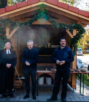 von links: Pfarrer Stefan Menzel, Pfarrer Alexander Bauer, Erster Bürgermeister Norbert Seidl und Sergius Ruppaner bei der Eröffnung des Backhauses.
