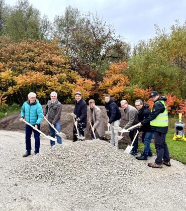 Zur Schaufel gegriffen haben (v. li.) der Sportbeiratsvorsitzende Joachim Mack, Sportreferent Martin Kellerer, OB Christian Götz, die beiden Stadtjugendräte Leevi Raff und Benedikt Bucher, Amtsleiter Michael Maurer, Markus Reize von der Stadtplanung und Christoph Patzelt von der Firma RadQuartier GmbH.