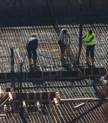 Eine Gruppe von Bauarbeitern führt Arbeiten auf einer Baustelle durch.