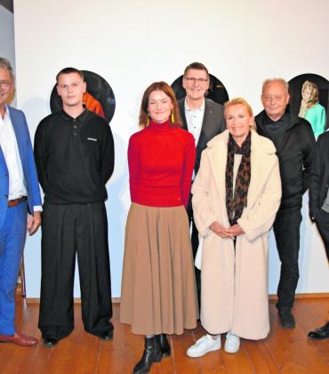 Gratulierten den Preisträgern Gerlinde Miesenböck (Kunstpreis, 3. v.l.) und Florian Schwarz (Förderpreis, 2. v.l.) im Rahmen der Vernissage: Landrat Thomas Karmasin (l.), Detlef Schwarz (Sparkasse Fürstenfeldbruck, Mitte), Ina von Jan (Jury, 3. v.r.), Dr. Michael Meuer (Jury, 2. v.r.) und Franz Schneider (Jury, r.)