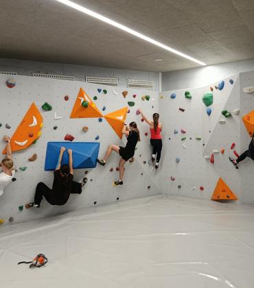 Schüler des Gymnasiums Puchheim üben erste Routen an der neuen Boulderwand.