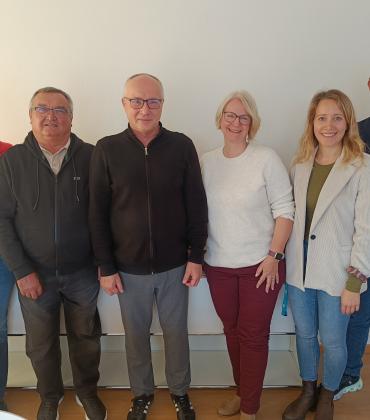 Von links: Geschäftsführerin der Bürgerstiftung für den Landkreis Fürstenfeldbruck Katrin Rizzi, Leiter der Tafel Maisach Normann Wenke, Projektleiter Herzenskiste Alois Schorer, Bürgerstiftungsvorständin Dr. Grit Ullmann, Seniorenfachbetreuerin des Landratsamts Fürstenfeldbruck Sarah Grätz und Tafellogistik-Leiter Georg Marks.