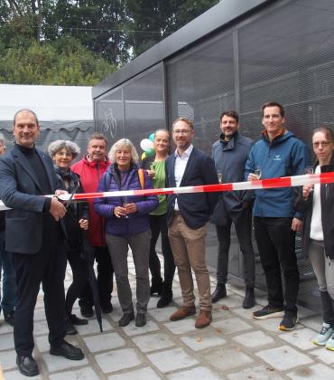 Offizielle Inbetriebnahme der neuen Fahrrad-Sammelschließanlage am Brucker Bahnhof durch OB Christian Götz (3.v.l.), zusammen mit Stadträten sowie Vertretern der städtischen Verwaltung, des adfc und des Planungsbüros.
