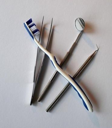 Verschiedene zahnärztliche Instrumente auf einer hellen Oberfläche
