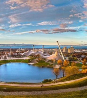 Blick auf München mit dem Olympiapark und Olympiaturm im Vordergrund