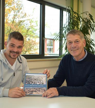 Michael Dörschug (rechts) übergibt Bürgermeister Stefan Floerecke die erste Auflage seines Buches „Reise in die Vorzeit von Emmering“. Während der Entstehung des Werkes standen beide in engem Austausch