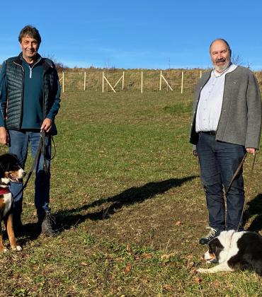 Thomas Sterr (links mit Vierbeiner Finn) beim Fachsimpeln mit Stammtischbruder Roland Schrafstetter, der mit Juno unterwegs war.