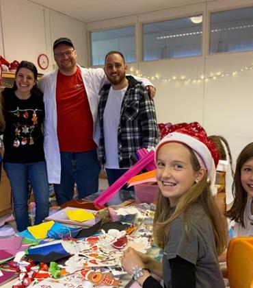 Das Spieleteam von links: Verena Neubert, Kerstin Lenze, Benjamin Kübrich, Francesco Manazza sowie die jungen Künstlerinnen Melinda Neubert und Leonie Lenze