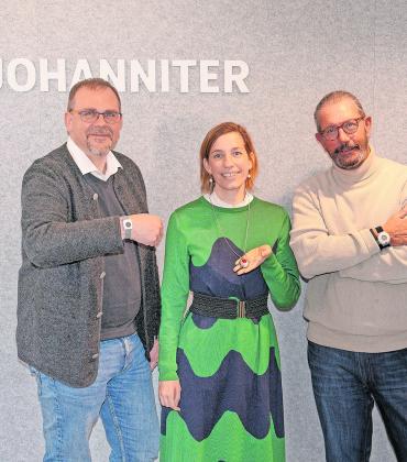 „Die Not der Zeit heißt Einsamkeit. Der Hausnotruf kann Menschen helfen, wieder am sozialen Leben teilzunehmen“: Axel Schmidt, Elisabeth Kühn und Dr. Markus Ambrosy (v. l.) testeten die verschiedenen Johanniter-Hausnotrufsender ausgiebig.