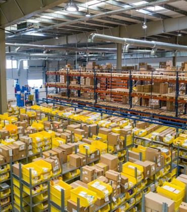 Ein großes Lager mit vielen Kisten und hohen Regalen