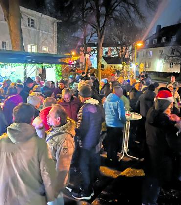 Weihnachtliche Atmosphäre an der Ehrenamtshütte am Grünen Markt.
