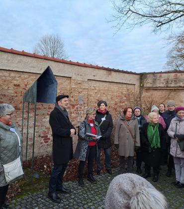 Ein Zeichen gegen Gewalt an Frauen und Mädchen setzten bei zahlreicher Teilnehmerschaft v.l.n.r.: Vorstandsfrau FHF FFB Annemarie Fischer, OB Christian Götz, die Vorstandsfrauen Sandra Winter und Barbara Fischer, Stadträtin Irene Weinberg, Künstlerin Hilde Seyboth sowie Museumsleiterin Dr. Caroline Sternberg (r. außen). 