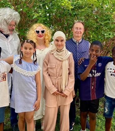 Spielten beim Tausend-Einakter mit: Oliver Kübrich (hinten von links), Christine Hammel und Harald Schwab sowie die Kinder der Integrationshilfe.