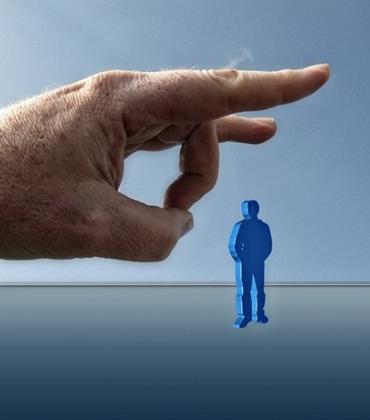 Eine Hand schnippt eine blaue Figur.