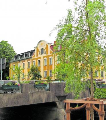 Es scheint fast so, als hätte Johannes von Nepomuk, der Brückenheilige (links), seinen Segen über die 1909 erbaute und unter Denkmalschutz stehende Amperbrücke gehalten, denn sie wird jetzt nicht abgerissen, sondern saniert. 