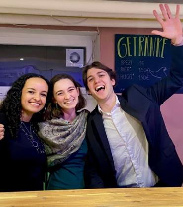 Luca Zöller und Jasmina Reimann an der neuen Bar (v.r.).