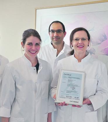 Das Ärzteteam der Neurologie/Stroke Unit freut sich über die Auszeichnung (v.l.n.r.): Dr. med. Christina Leinweber, Dr. med. Julia Schubert, Dr. Dr. med. Babak Hooshmand, Dr. med. Anna Bayer-Karpinska sowie Dr. med. Sophia Hartmann. 
