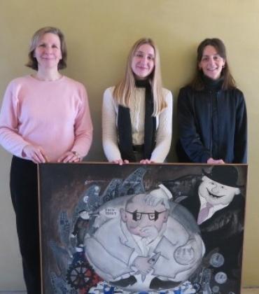 Die Museumsleitung, v.l.n.r.: Dr. Caroline Sternberg mit ihrer Stellvertreterin Edigna Hillebrand sowie Volontärin Sabine Girg, vor dem erworbenen Gemäldes aus dem Zingerl-Nachlass („Der Fachidiot“, 1970). 