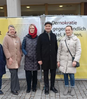 Vor dem Modul „Wahlen“ neben dem Alten Rathaus, v.l.n.r.: Susanne Pütz (Bündnis für Demokratie), Katrin Rizzi und Dorothee von Bary (Bürgerstiftung für den Landkreis Fürstenfeldbruck), Oberbürgermeister Christian Götz und Elisabeth Lang (AK Gedenken). 