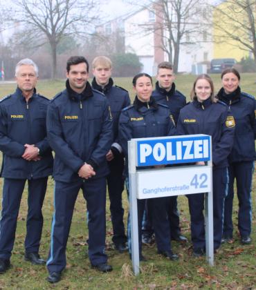 Dienststellenleiter, Hr. Hollaus, (zweiter v. l.), seinen Stellvertreter, Hr. Scheid (l.) und fünf der neuen Beamtinnen und Beamten.