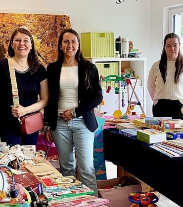 Tanja Skresiewiez,  Salome Fruhmann, Zsanett Nemeti (Geschäftsführung), Mirjam Mann, Marlene Vecchiola organisierten den ersten Flohmarkt im Haus 2 bei den „Alimonia-Kids“.