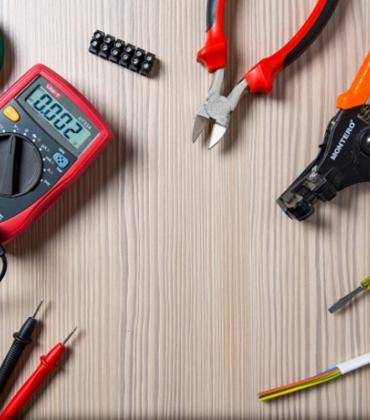 Verschiedene elektrische Werkzeuge und Zubehörteile auf einem Tisch