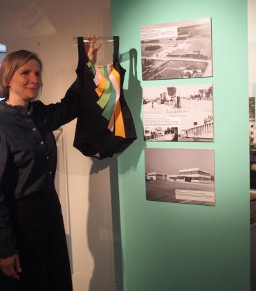 Museumsleiterin zeigt Badeanzug, Ausstellung 5 Orte in FFB, Museum