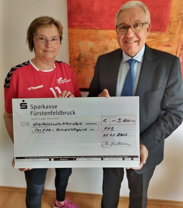 Scheckübergabe Lions Club FFB an TuS-Rollstuhlabteilung FFB