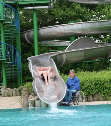 Freibaderöffnung, Bürgermeister testet Wasserrutsche
