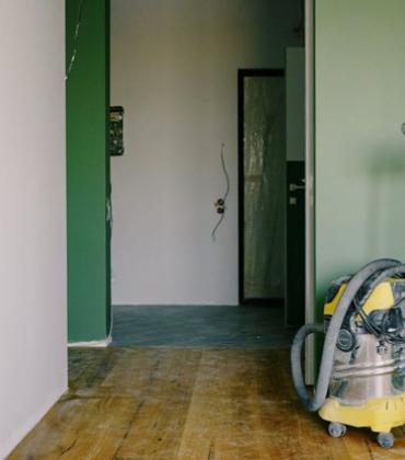 Innenraum während Renovierungsarbeiten mit einem Industriestaubsauger auf dem Boden