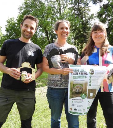 Florian Hammers (Tierpiraten) und Sonja Gaja (Bund Naturschutz Kreisgruppe Starnberg) und Christine Hammel (Gemeinde Gilching).