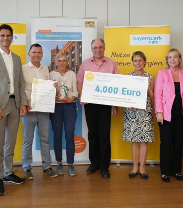 Von links: Markus Leczycki (Leiter Kommunalmnagement Bayernwerk Netz GmbH), Wilhelm und Christina Embacher, Wildfried Kaiser (alle TSV Unterpfaffenhofen-Germering), Martina Drechsler (stv. Landrätin), Dr.-Ing. Malgorzata Kroban und Regierungspräsident Dr. Konrad Schober.