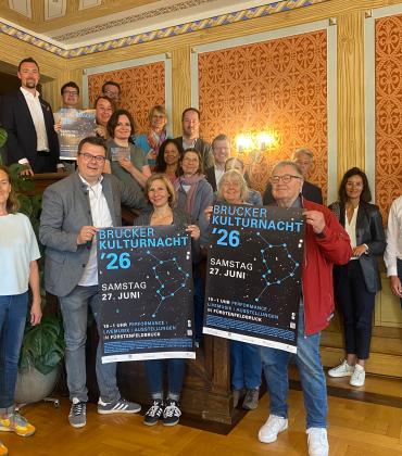 Initiatoren Brucker Kulturnacht mit Plakaten, Altes Rathaus FFB