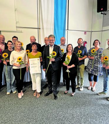Landrat Thomas Karmasin (vorn, Mitte, 4.v.l.) bedankte sich im Rahmen einer Ehrungsveranstaltung bei den Förderern aus dem Landkreis, die die Öko-Modellregion Fürstenfeldbruck und München unterstützen.