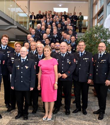 Die geehrten Mitglieder der Feuerwehren des Landkreises Fürstenfeldbruck. Stellvertretende Landrätin Martina Drechsler (vorne Mitte) und Kreisbrandrat Christoph Gasteiger (vorne, ganz rechts) zeichneten sie aus.
