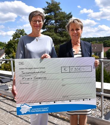 Stellvertretende Landrätin übergibt Spende an das Hospiz Germering